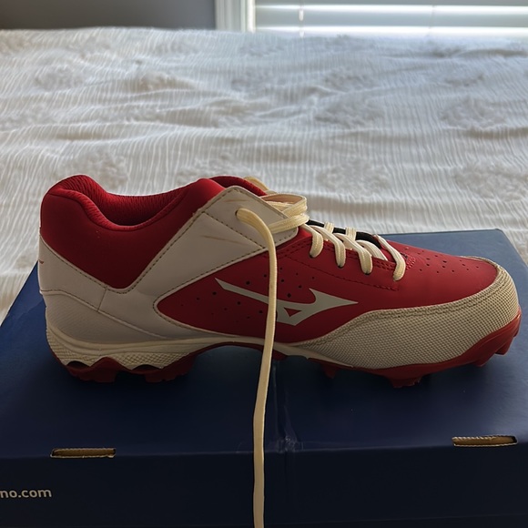 Mizuno rubber 9 spike softball cleats in size 8!!💗 - Picture 2 of 2